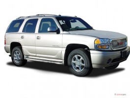 2003 GMC Yukon Denali 4-door AWD Angular Front Exterior View