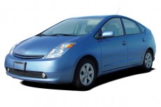 2004 Toyota Prius 5dr HB (Natl) Angular Front Exterior View