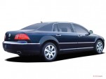 2006 Volkswagen Phaeton 4-door Sedan V8 6-spd Auto Angular Rear Exterior View