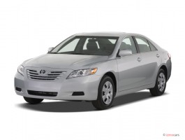 2007 Toyota Camry 4-door Sedan I4 Auto LE (Natl) Angular Front Exterior View