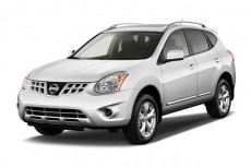 2011 Nissan Rogue FWD 4-door SV Angular Front Exterior View