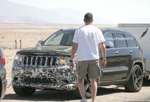 2012 Jeep Grand Cherokee SRT8 spy shots
