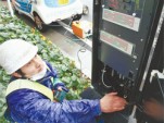 2012 Mitsubishi i Powers Stop Lights in Japan