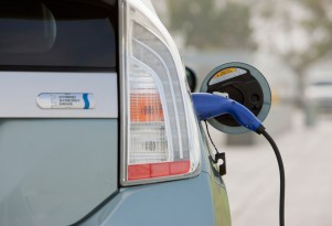 Jan Plug-In Electric Car Sales: Volt Falls, Leaf Supply Woes