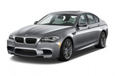 2013 BMW M5 4-door Sedan Angular Front Exterior View