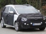 2014 Kia Rondo spy shots