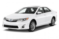 2013 Toyota Camry Hybrid 4-door Sedan XLE (Natl) Angular Front Exterior View
