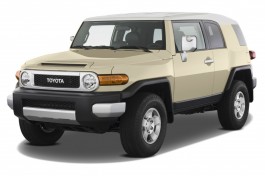 2013 Toyota FJ Cruiser 4WD 4-door Auto (Natl) Angular Front Exterior View