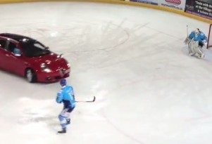 Alfa Romeo Giulietta plays ice hockey