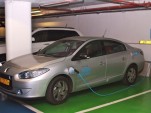Renault Fluence ZE charging at Better Place charge point in apartment bldg [photo: Brian of London]