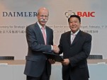 Daimler's Dr. Dieter Zetsche and BAIC's Xu Heyi shake hands on a new joint venture - image: Daimler