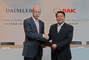 Daimler's Dr. Dieter Zetsche and BAIC's Xu Heyi shake hands on a new joint venture - image: Daimler