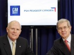 GM CEO Dan Akerson (left) and PSA Peugeot Citroen CEO Philippe Varin