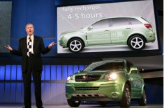 GM EVP Tom Stephens with Saturn Vue Hybrid NAIAS
