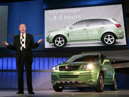 GM EVP Tom Stephens with Saturn Vue Hybrid NAIAS