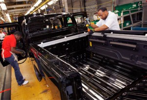 GM UAW workers on the Hummer assembly line in Shreveport