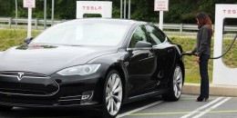 Leilani Münter and the Tesla Model S