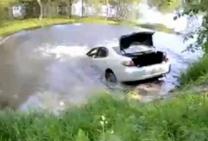 Lexus ES 300 goes swimming in Russia