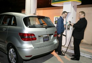 Electric-Car Deliveries? Mercedes-Benz Says, Hey, Fuel Cells Too!