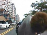 Pedestrian fakes car accident in Taiwan