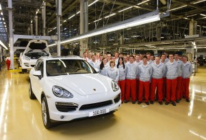 Porsche builds the 100,000th Cayenne in Leipzig.