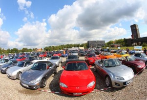 Previous record of 459 Mazda MX-5 Miatas set in 2010