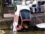 Smart ForTwo being hoisted out of Amsterdam canal, from De Telegraaf