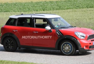 Spy shots of a test mule for a MINI Traveller MPV or next-gen BMW X1