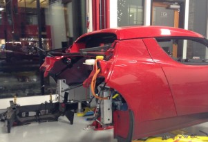Tesla Keeps Roadster Owner Happy, Rebuilds Car Before Warranty Ends
