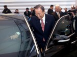 UN Secretary General Ban Ki-moon checks out his armored Hyundai Equus - image: Hyundai