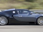 Video: Cristiano Ronaldo races a Bugatti Veyron on foot
