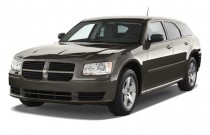 2008 Dodge Magnum 4-door Wagon RWD Angular Front Exterior View