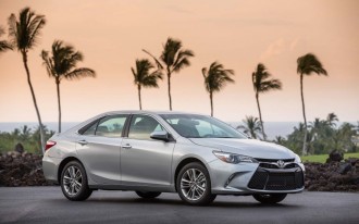 2017 Chrysler 200 vs. 2017 Toyota Camry: Compare Cars