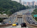 I-95/395 reversible HOV lanes, located in the middle of the freeway (pic by Mariordo at Wikimedia)